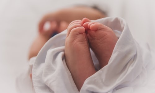Γέννησε μέσα σε αυτοκίνητο στο δρόμο προς Λάρισα
