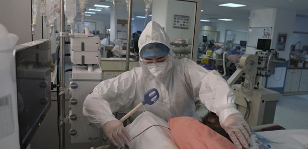 Στα 880 τα νέα κρούσματα, 346 οι διασωληνωμένοι
