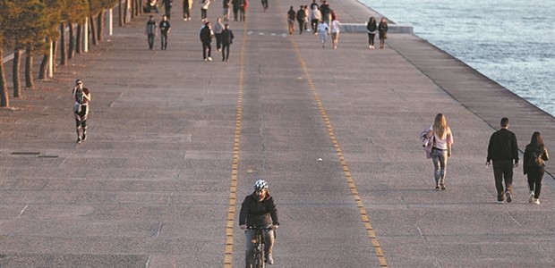 500.000 λιγότεροι Ελληνες σε μια 10ετία