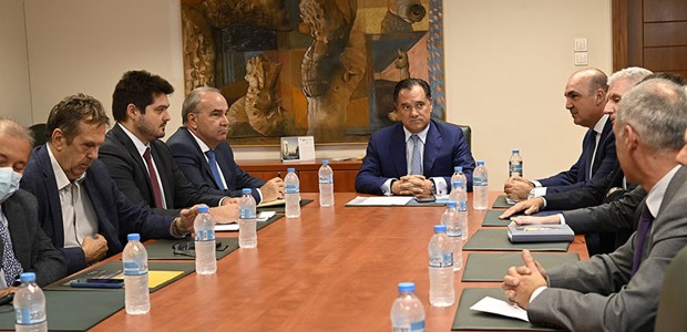 Δεν τίθεται ζήτημα μείωσης του ωραρίου των καταστημάτων