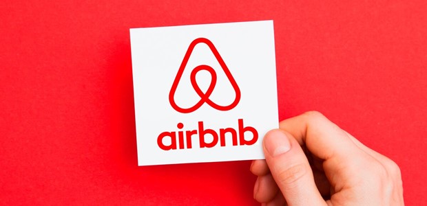 Κατρακύλησαν οι κρατήσεις και οι τιμές στην Airbnb 