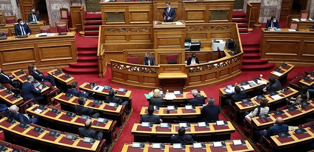 Σύγκρουση για εμβόλια και self tests στη Βουλή