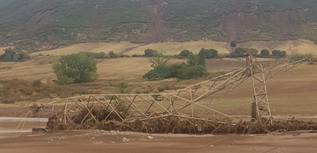 Πτώση πυλώνων λόγω διάβρωσης εδάφους
