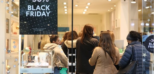 Ουρές και κυνήγι προσφορών στην "Black Friday"
