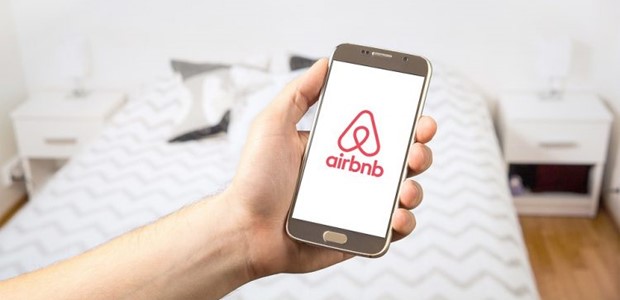 "Βουλιάζουν" τα καταλύματα airbnb για τον Δεκαπενταύγουστο