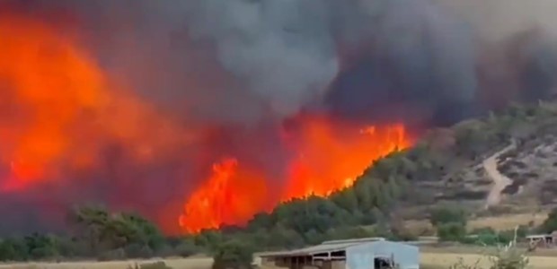 Εκτός ελέγχου για τρίτη ημέρα η φωτιά 