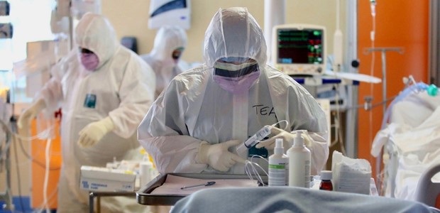 Κοροναϊός: «Βράζουν» τα νοσοκομεία