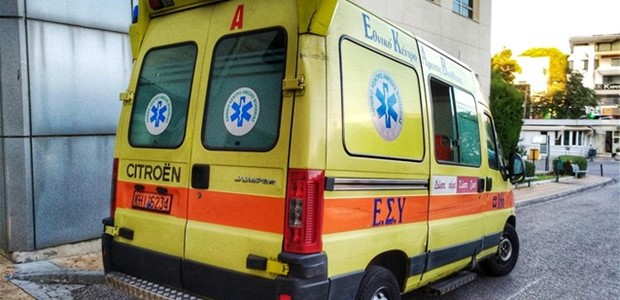 42χρονος έπεσε από δέντρο και τραυματίστηκε