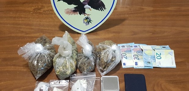 Χειροπέδες σε δύο άτομα για κατοχή κάνναβης