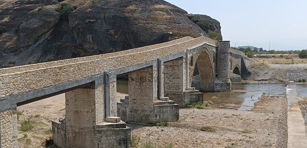 Διασώζει την πέτρινη τοξωτή γέφυρα Σαρακίνας 