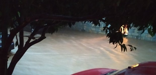 Πλημμυρισμένοι δρόμοι και υπόγεια