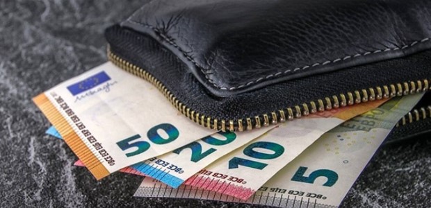 Βρήκε και παρέδωσε πορτοφόλι με 2.000 ευρώ