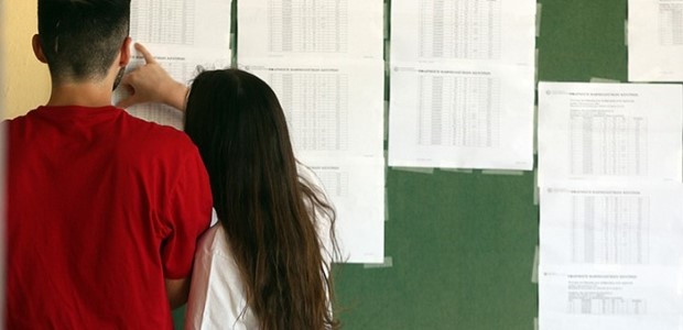 Πτώση βάσεων σε νομικές και ιατρικές σχολές