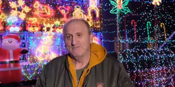 Στόλισε το σπίτι του με 30.000 λαμπάκια