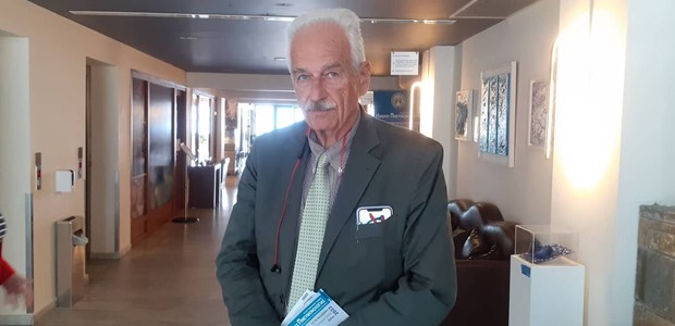 Θα πρέπει να εξοικειωθούμε με μικρά "κύματα" πανδημίας
