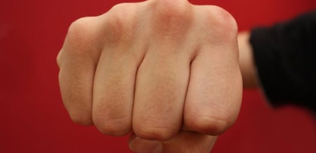 Χτύπησε τον γιο του και δύο αστυνομικούς