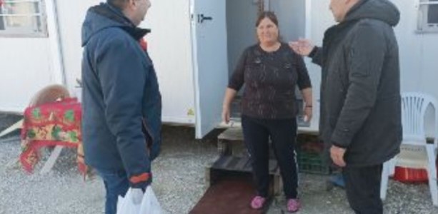 Στήριξη στους σεισμόπληκτους από αστυνομικούς (Βίντεο)