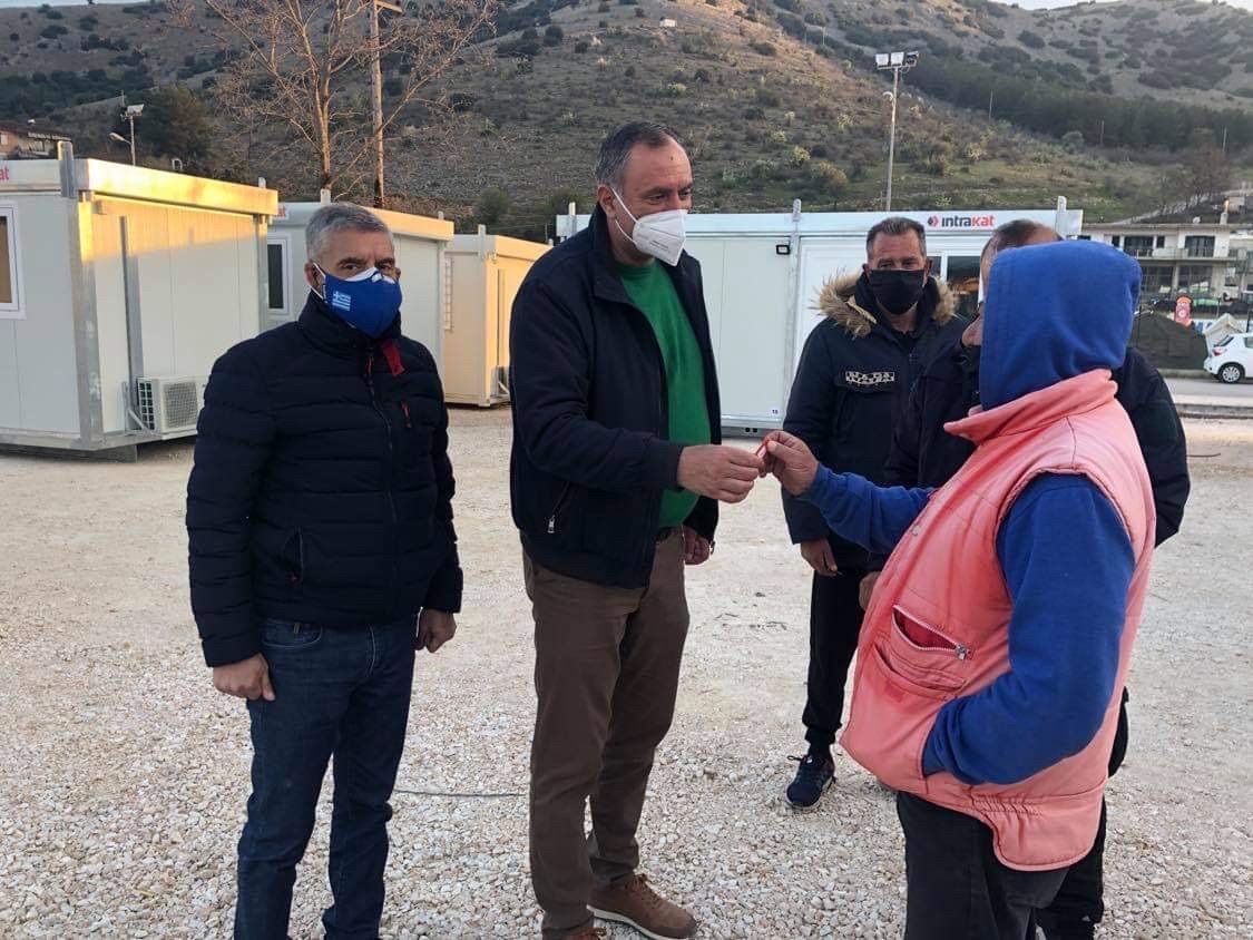 Παραδόθηκαν σε σεισμοπαθείς οι 15 πρώτοι οικίσκοι