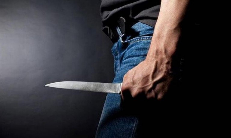 Παραδόθηκε ο 39χρονος που έσφαξε τη νονά του