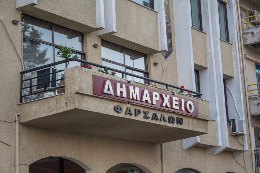 Επισκέψεις στις υπηρεσίες μόνο σε έκτακτη ανάγκη