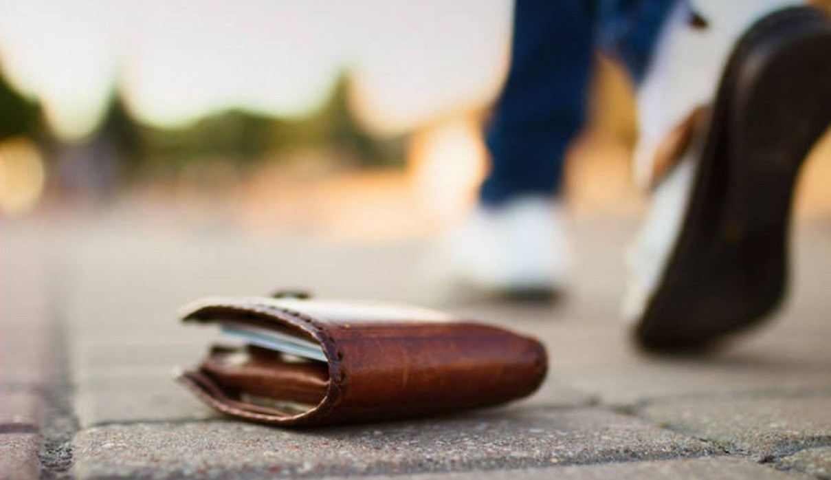 Βρήκαν και παρέδωσαν πορτοφόλι με 8.000 ευρώ