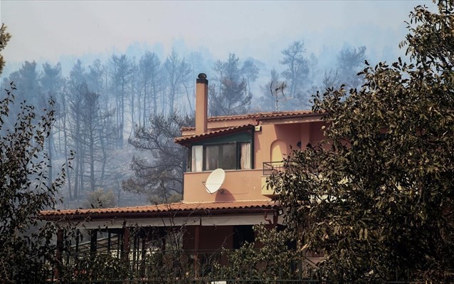 Κοντά στα πρώτα σπίτια του Προφήτη Ηλία οι φλόγες