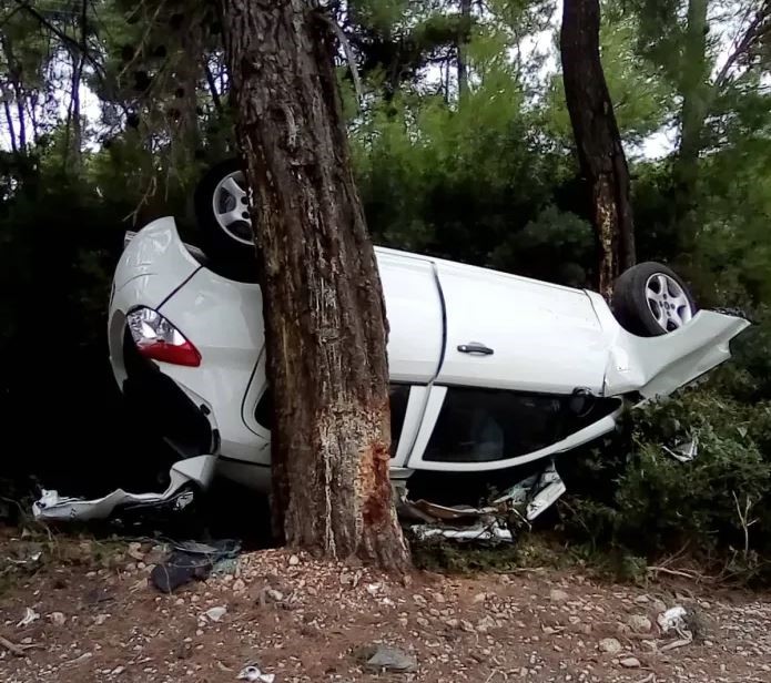 Αυτοκίνητο αναποδογύρισε και σφηνώθηκε σε δέντρα